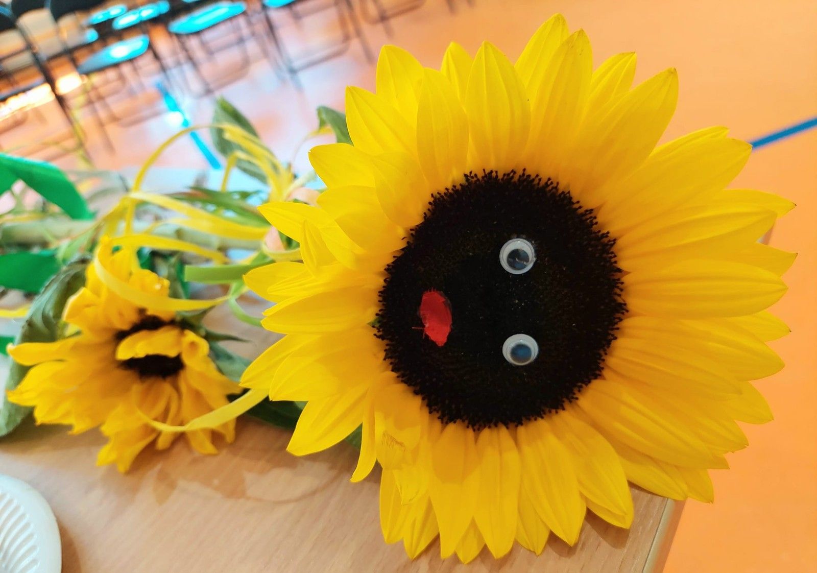 Zdjęcie sztucznego słonecznika z uśmiechem.