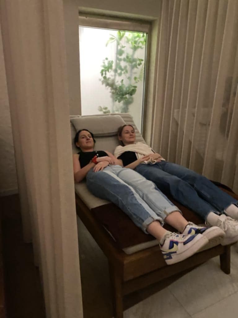 Uczennice wypoczywające na leżaku w strefie ciszy.