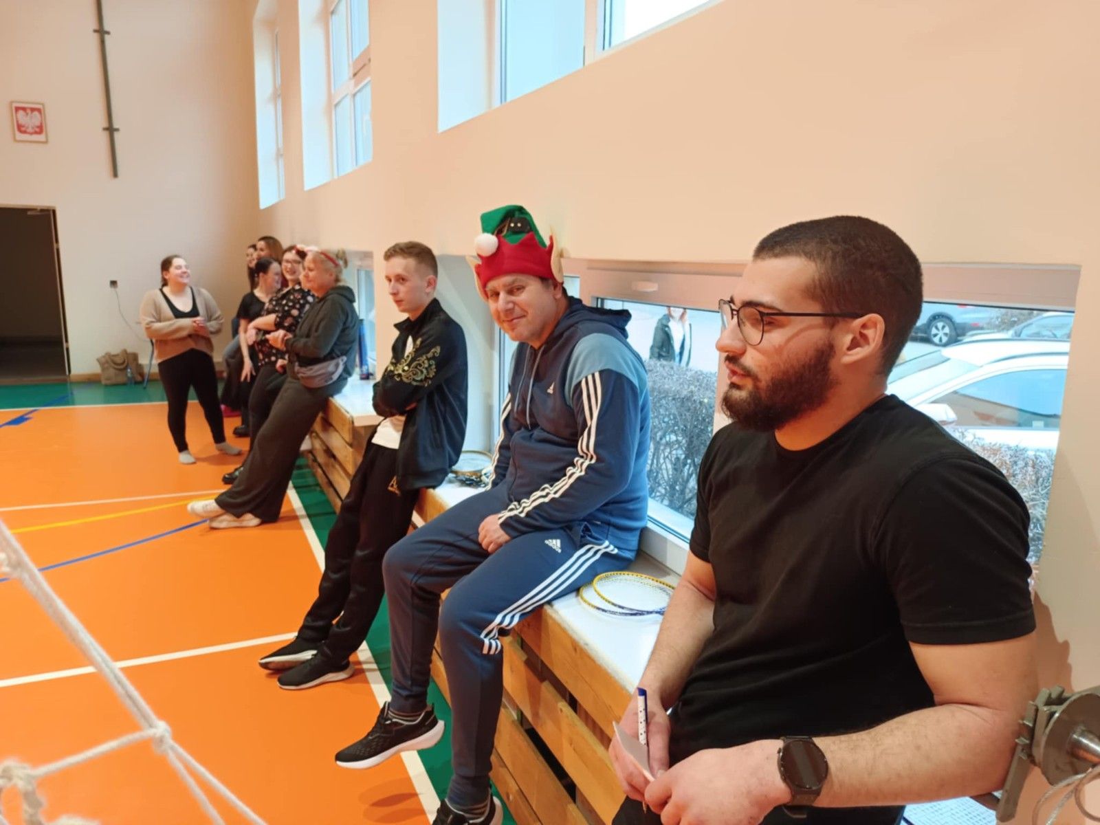 Widok na uczniów i nauczycielki kibicującym graczom.