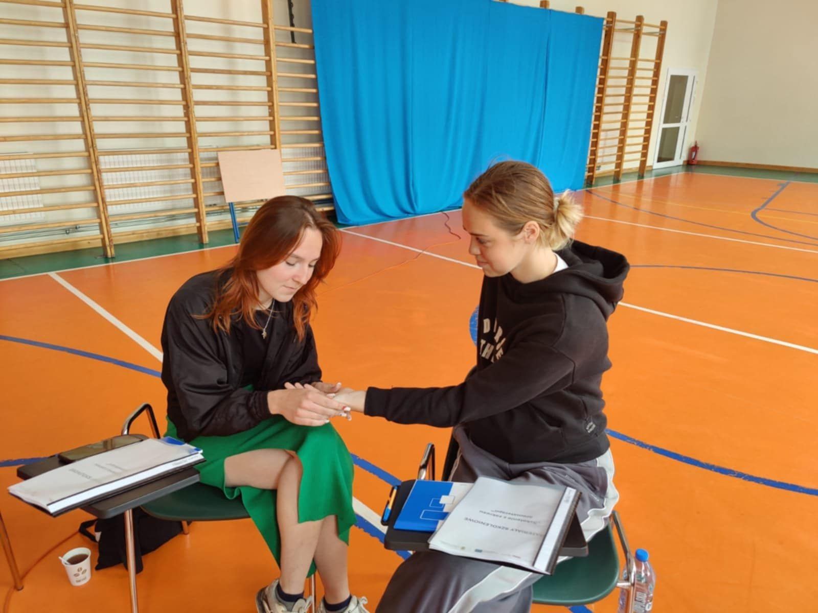 Wspólne zdjęcie uczestników szkolenia. Wykonywanie zdań.