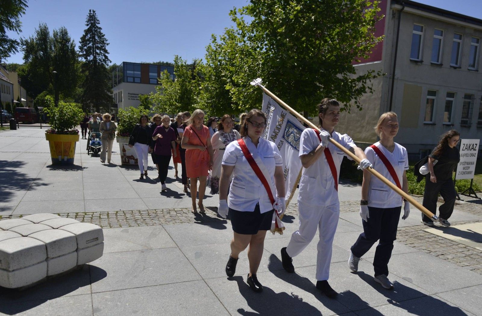 Uroczyste przejście z sztandarem szkoły.