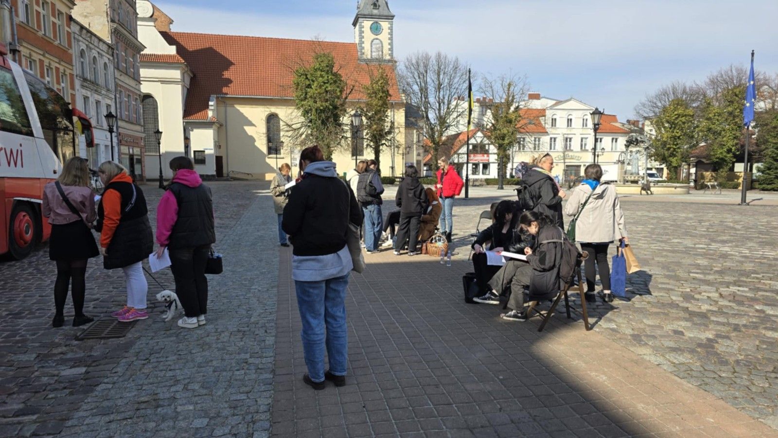 Widok na grupę chętnych do oddania krwi.