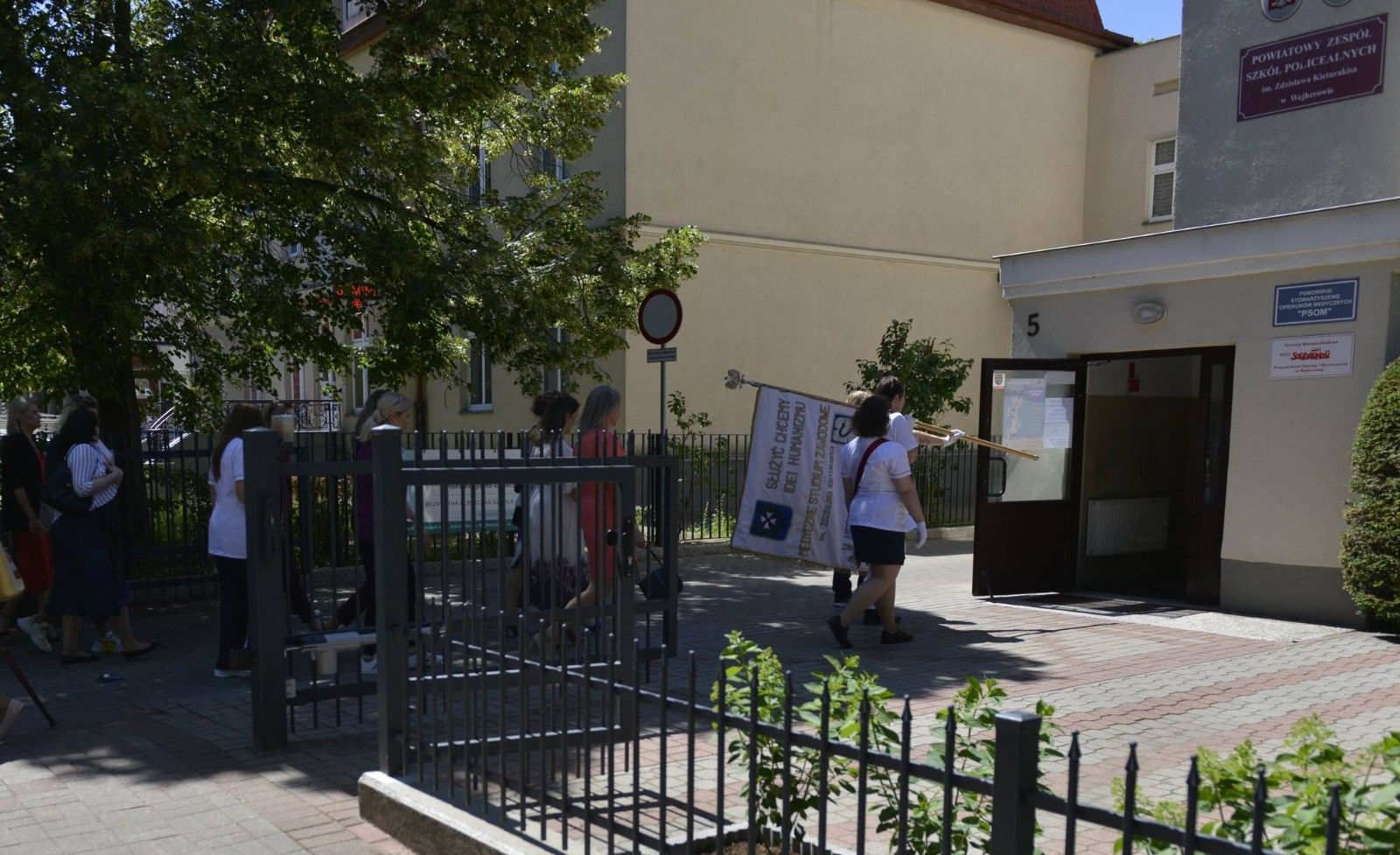 Wejście do szkoły z sztandarem