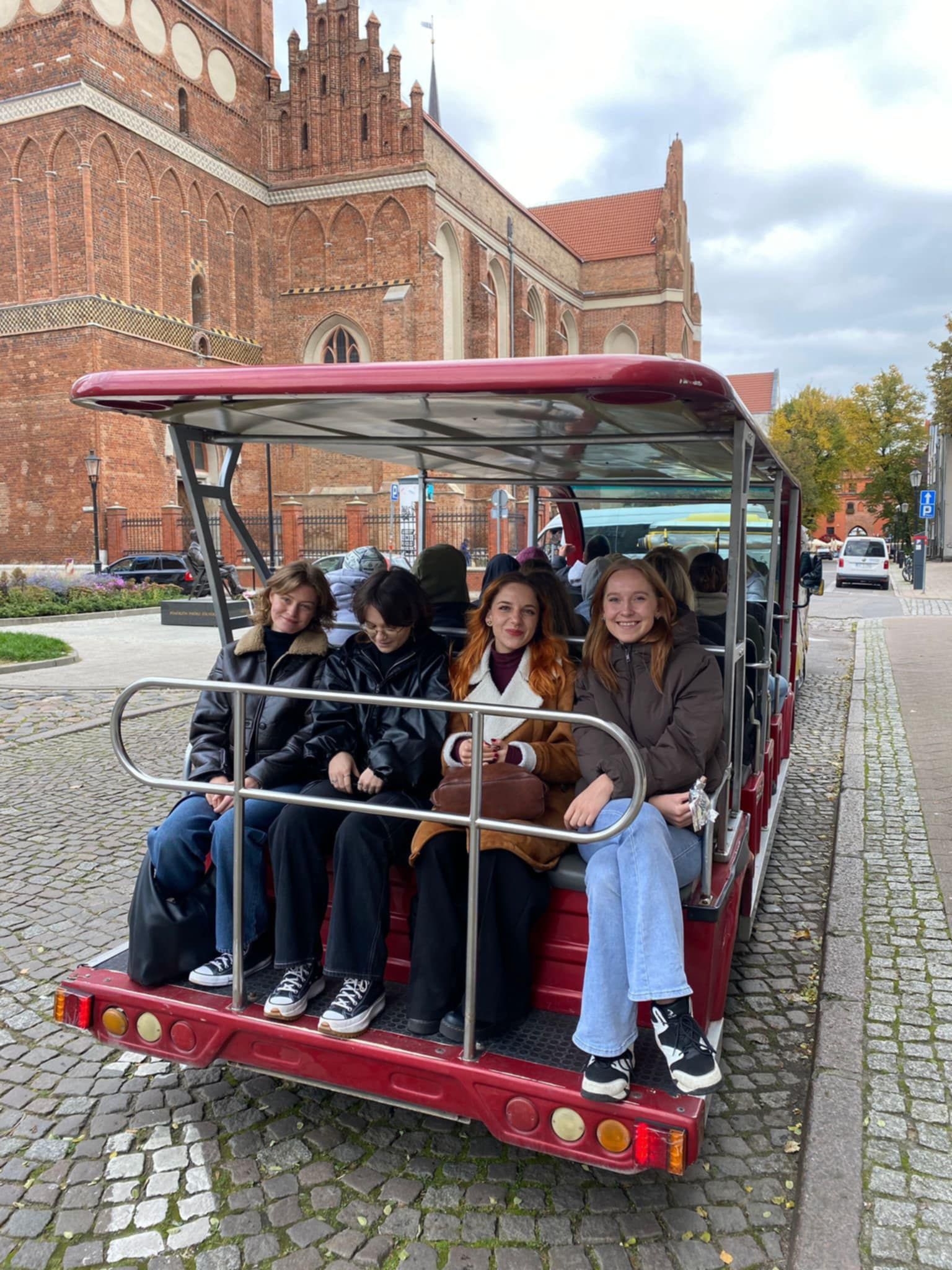 Zdjęcie uczennic jadącym Meleksem.