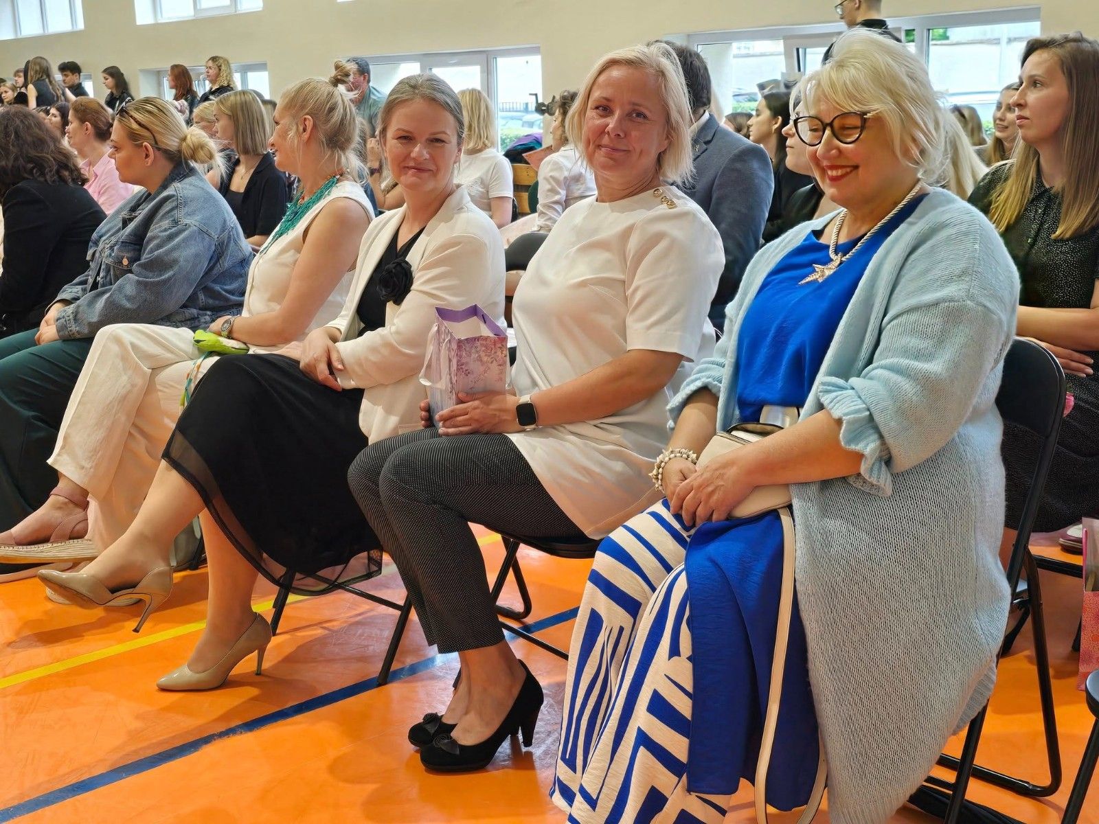 Widok na nauczycieli podczas uroczystości zakończenia roku szkolnego..