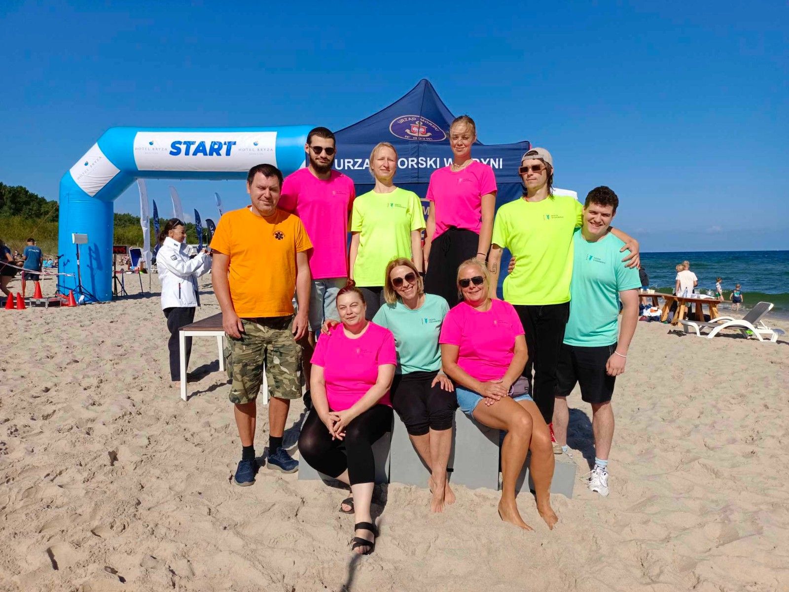 Grupowe zdjęcie masażystów wraz z nauczycielami na plaży.