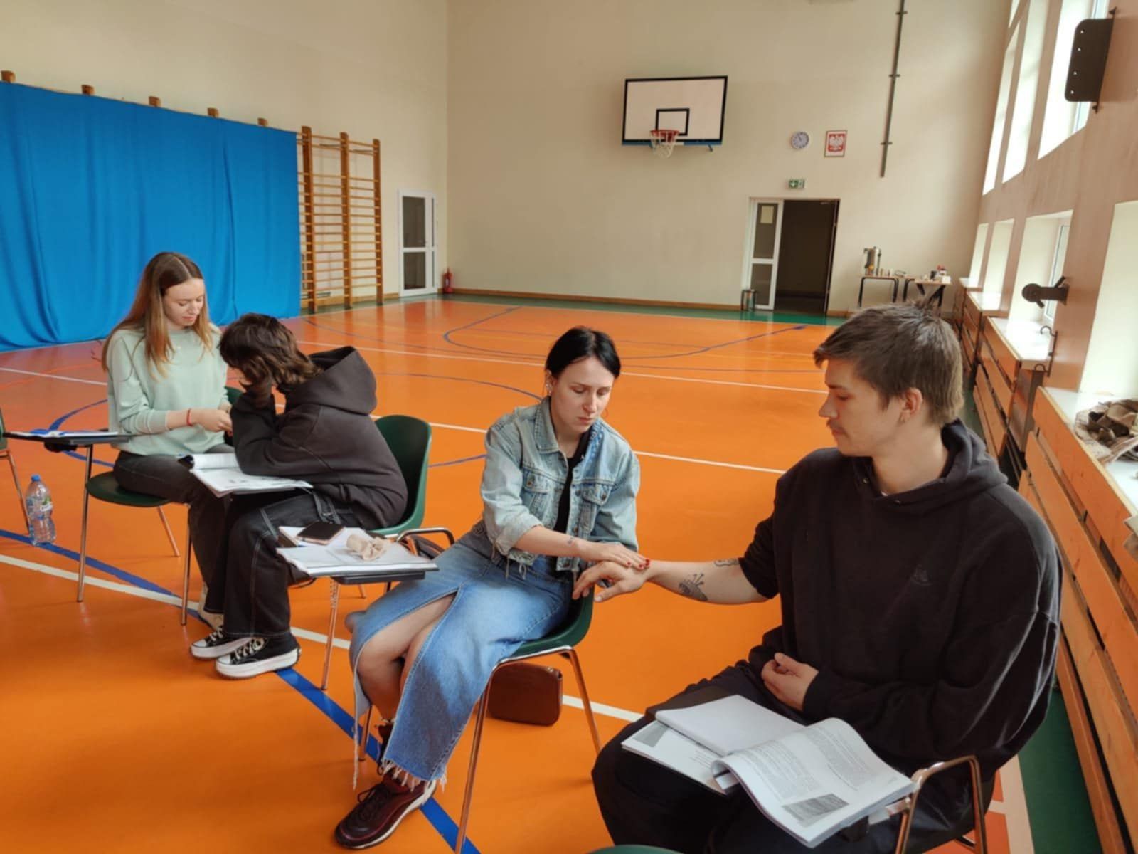 Wspólne zdjęcie uczestników szkolenia. Wykonywanie zdań.