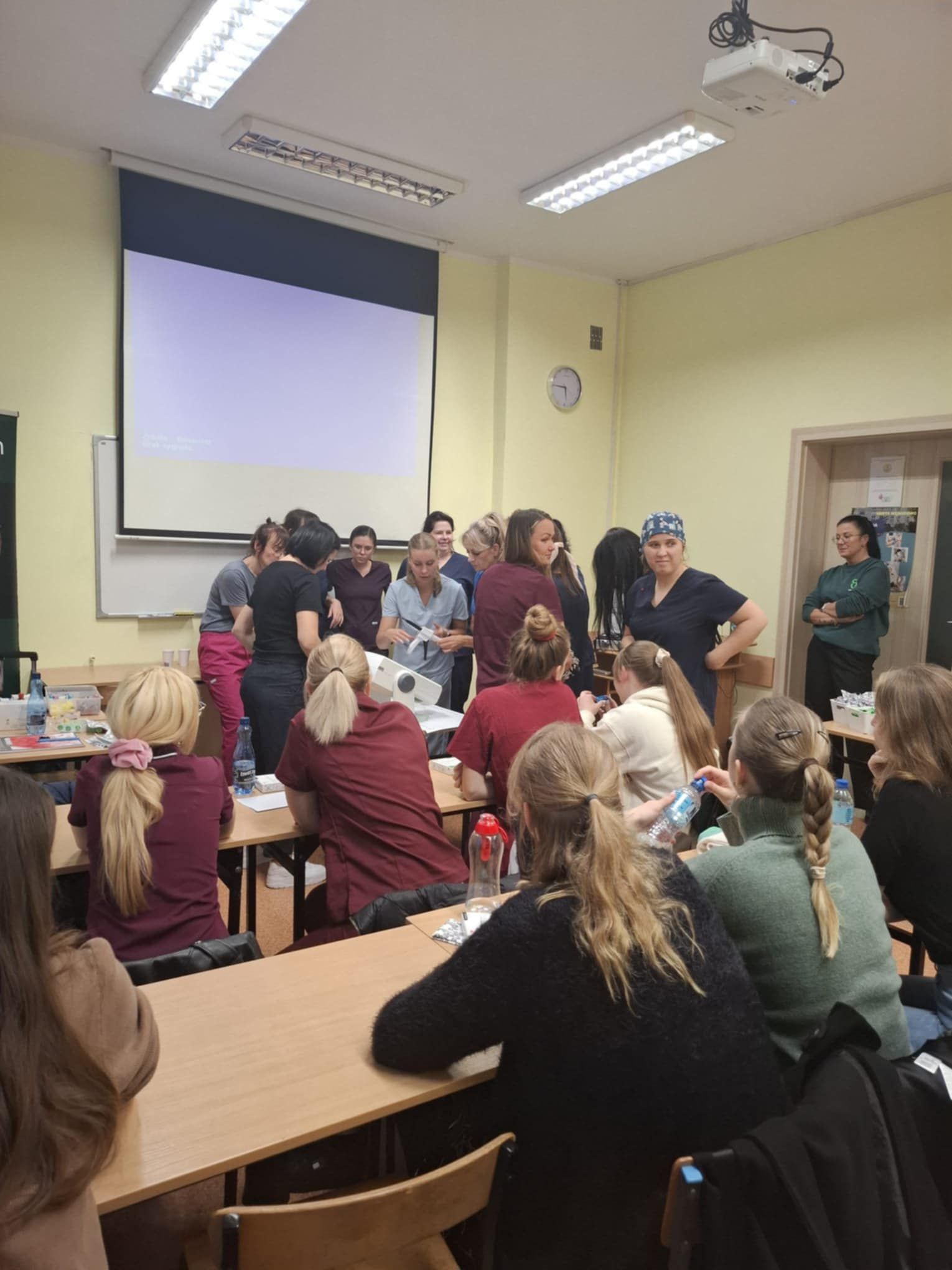 Zdjęcie w sali podczas zajęć grupowych.