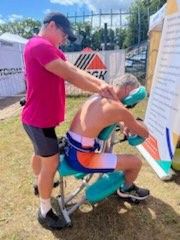 Triathlon STONEMAN uczeń wykonuje masaż pleców uczestnikowi zawodów
