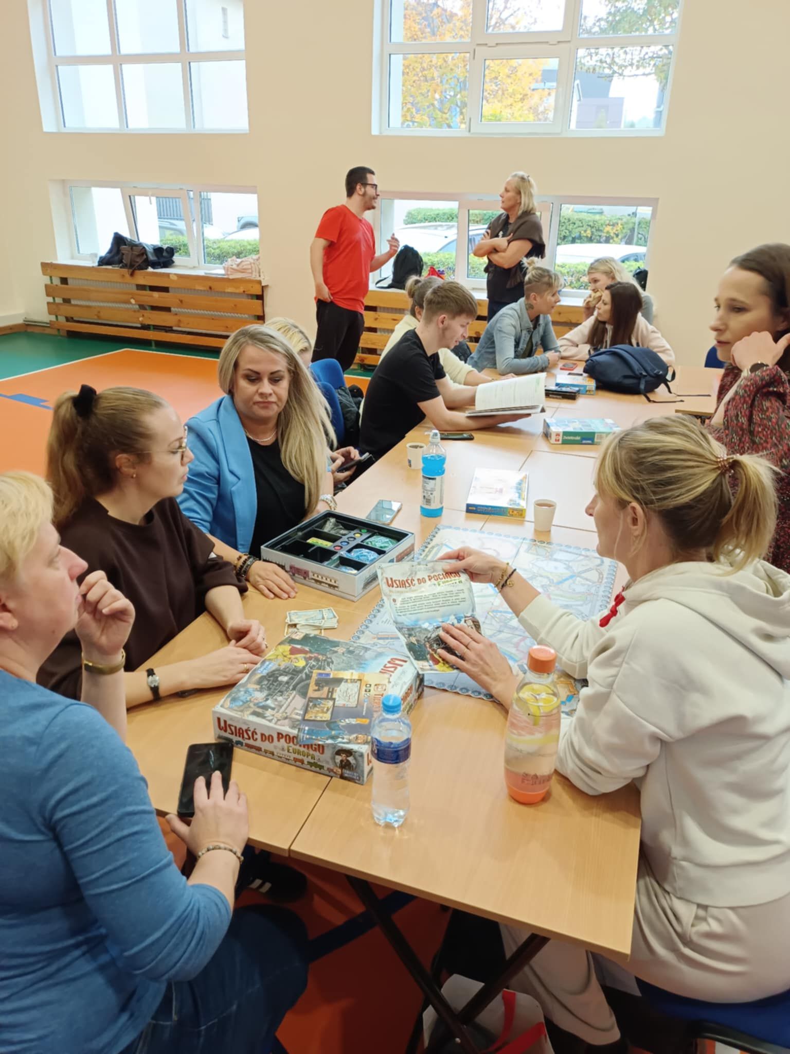 Zdjęcie podczas wspólnych gier planszowych.