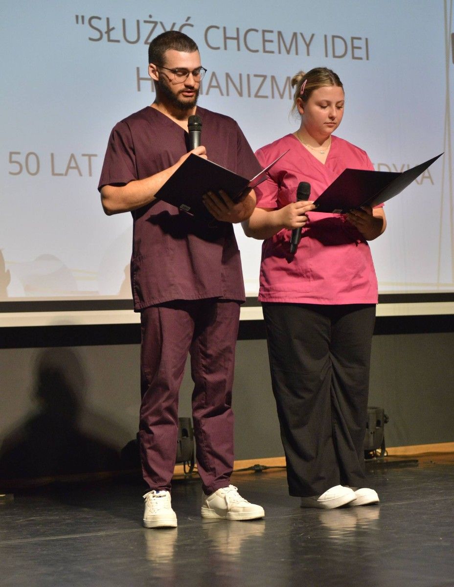 Uczniowie na scenie prowadzący wydażenie