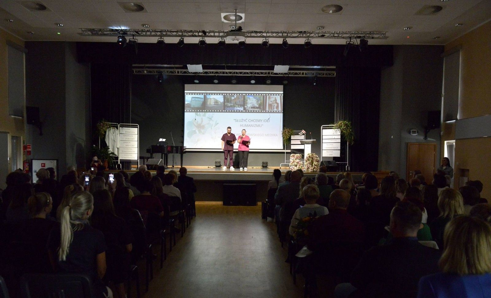 Widok sceny wraz z uczniami z daleka.