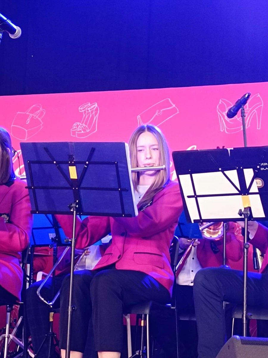 Widok na kobietę grającą na flecie.