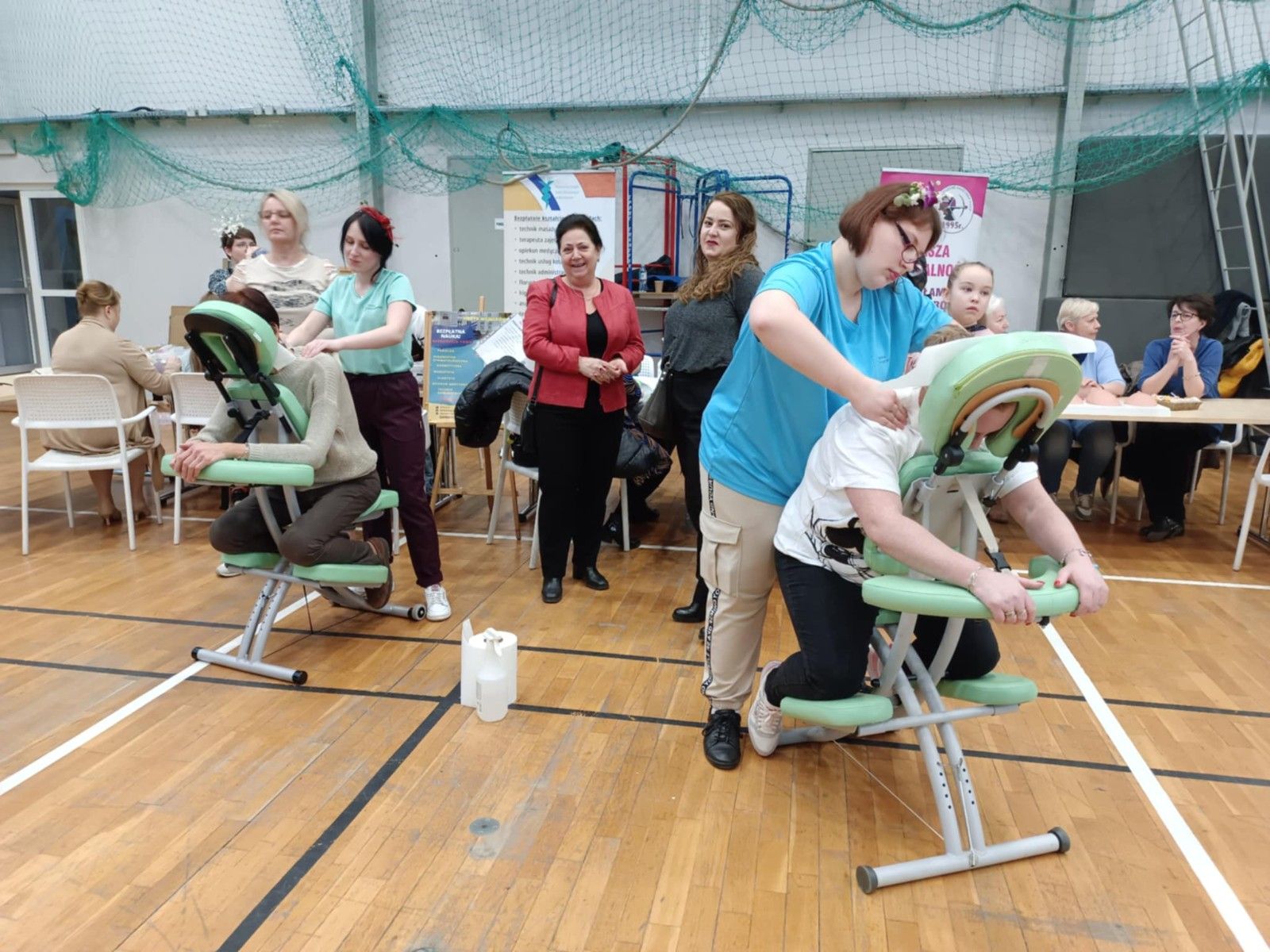 Uczniowie wykonujący masaż pleców.