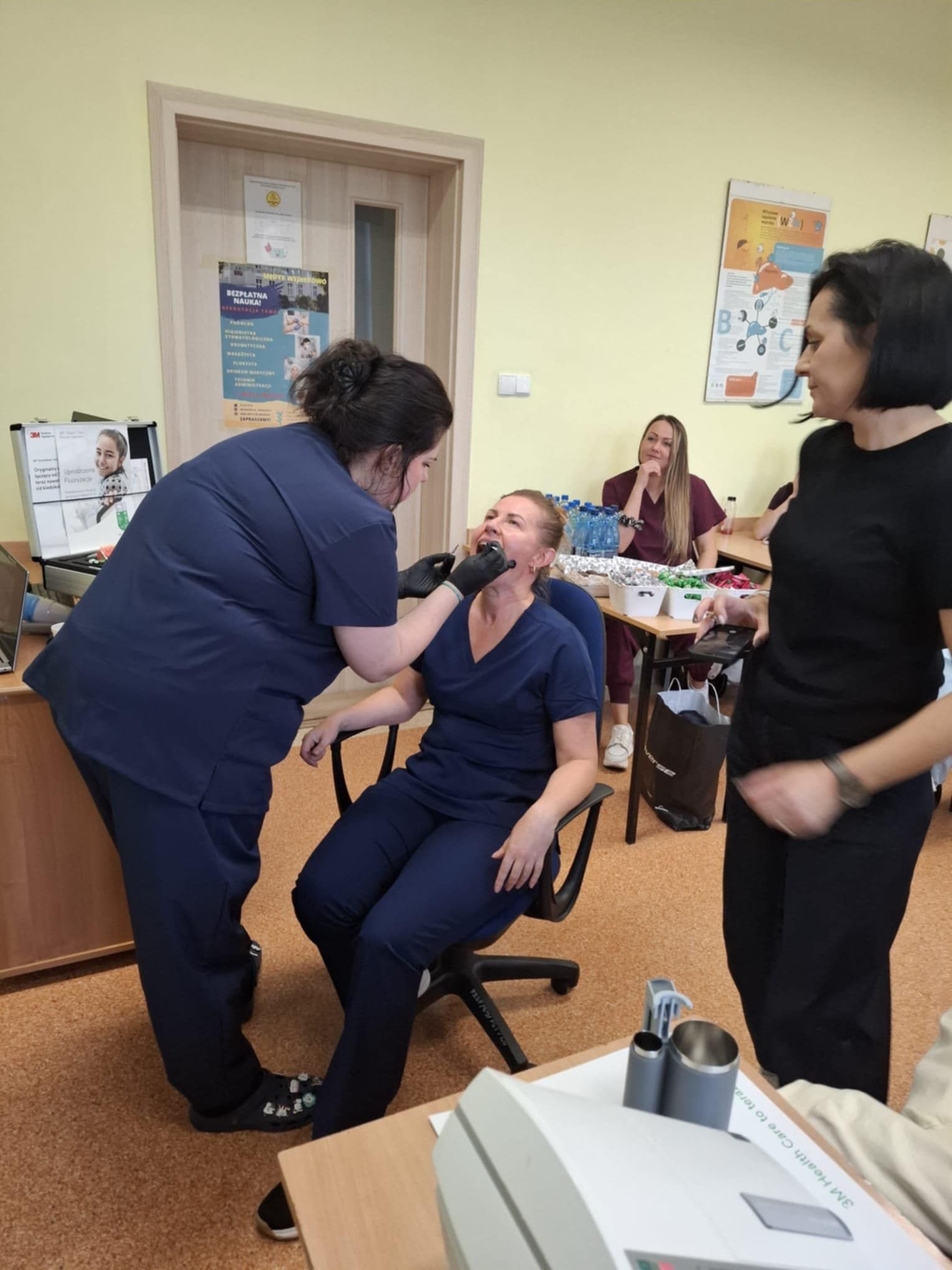 Słuchaczka wykonująca ćwicząca badanie uzębienia na słuchaczce