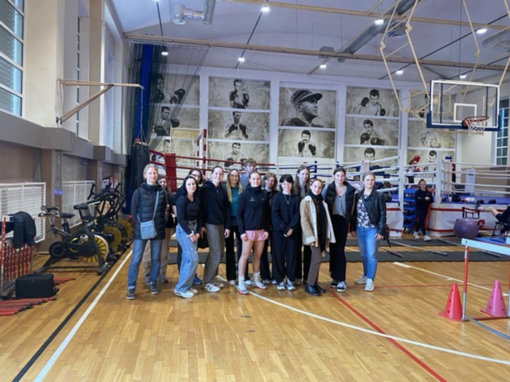 Grupowe zdjęcie uczniów na hali sportowej.