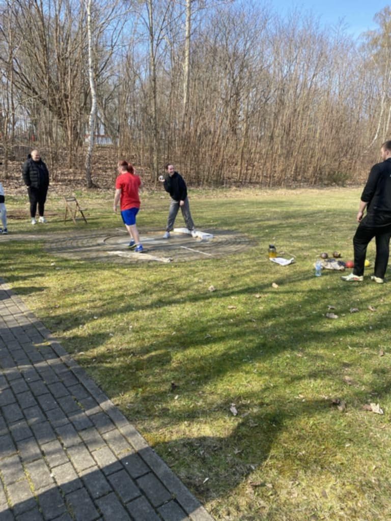 Wspólne gry uczniów na wolnym powietrzu.