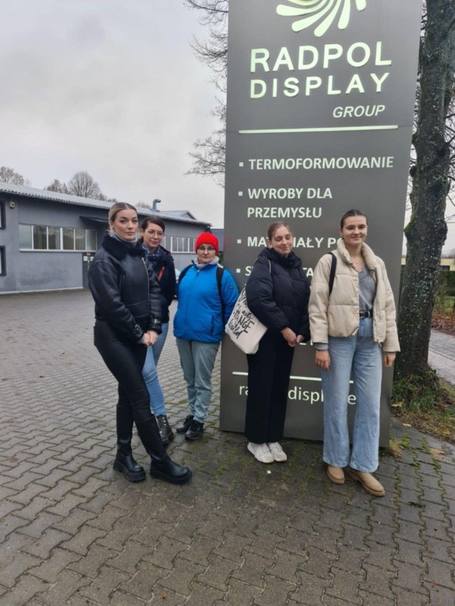 Uczniowie na tle szyldu firmy Radpol Displey.