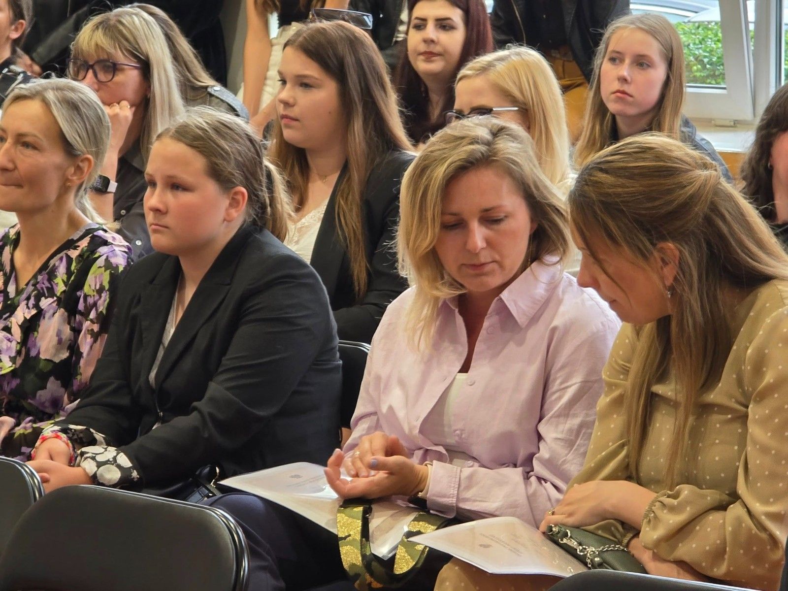 Widok na uczniów podczas uroczystości zakończenia roku szkolnego...