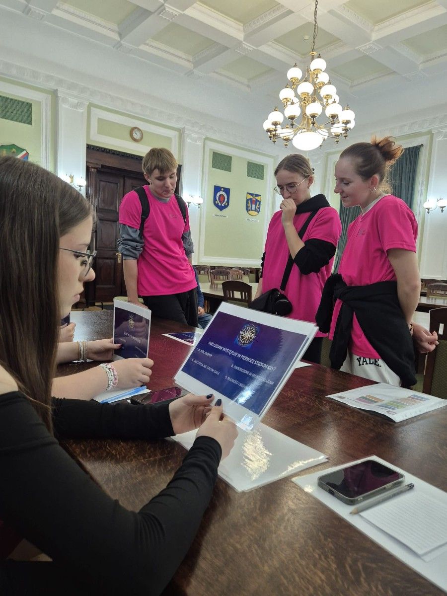 Zdjęcie uczestników gry w Starostwie podczas wykonywania zadania.