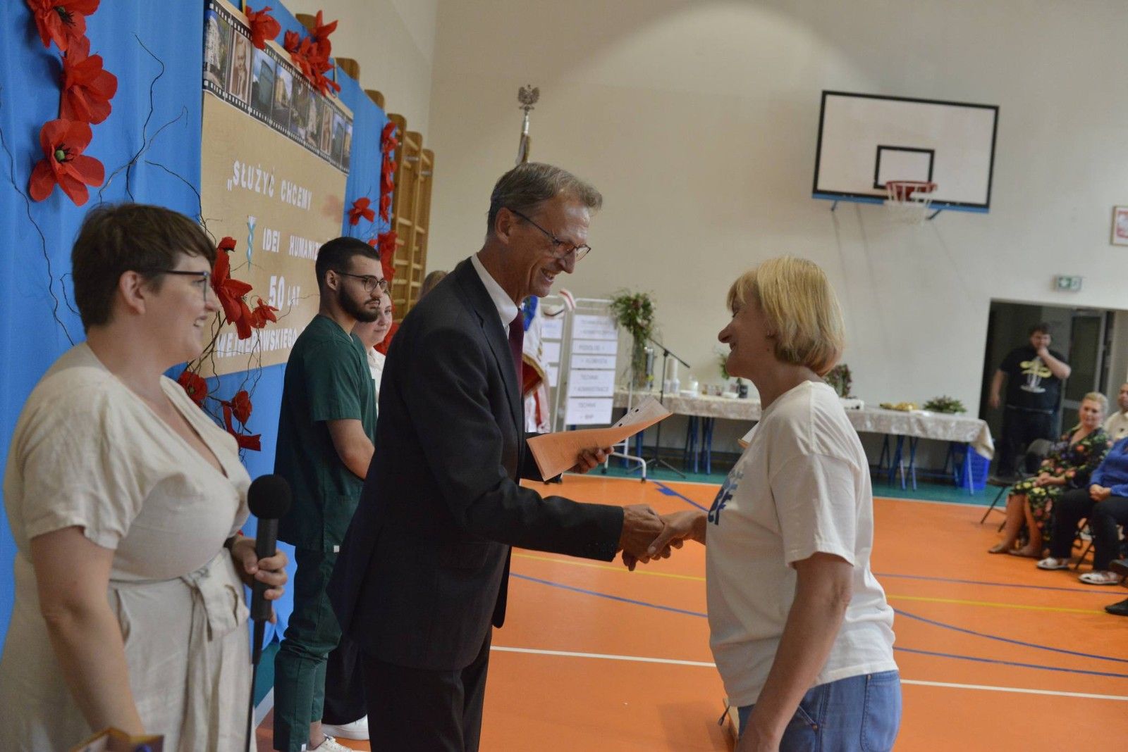 Dyrektor dziękujący nauczycielce.