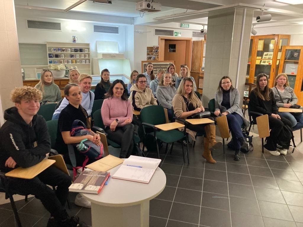 Grupowe zdjęcie uczniów podczas wykładów.