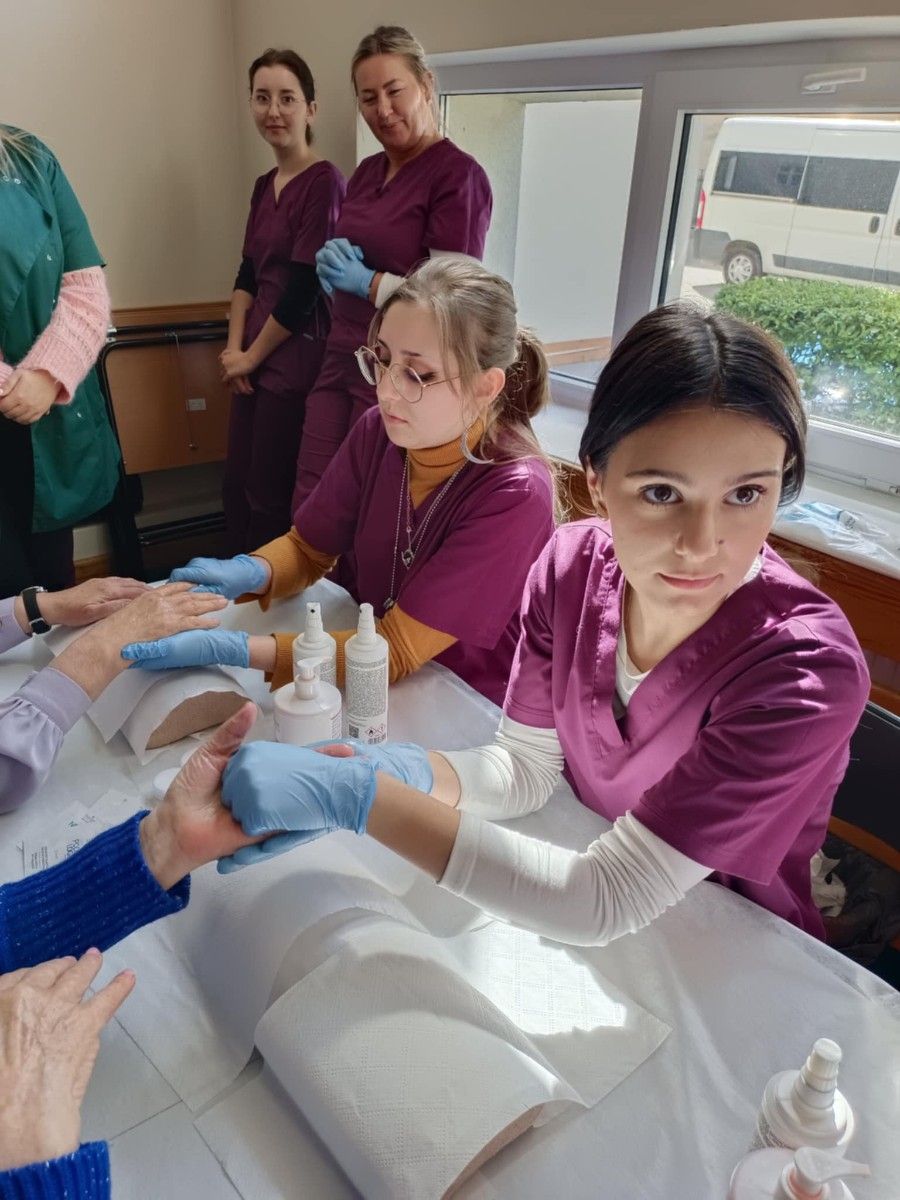 Uczennice wykonujące zabiegi pielęgnacyjne dłoni.