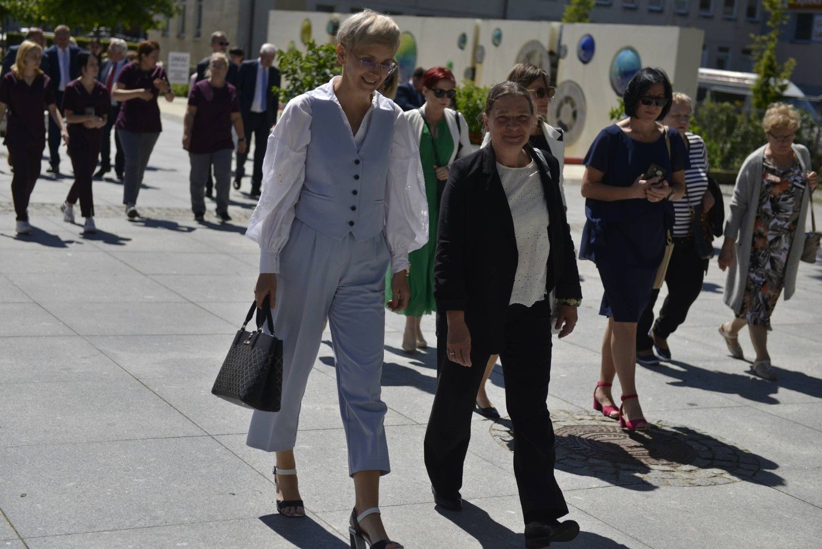 Uroczyste przejście gości do szkoły