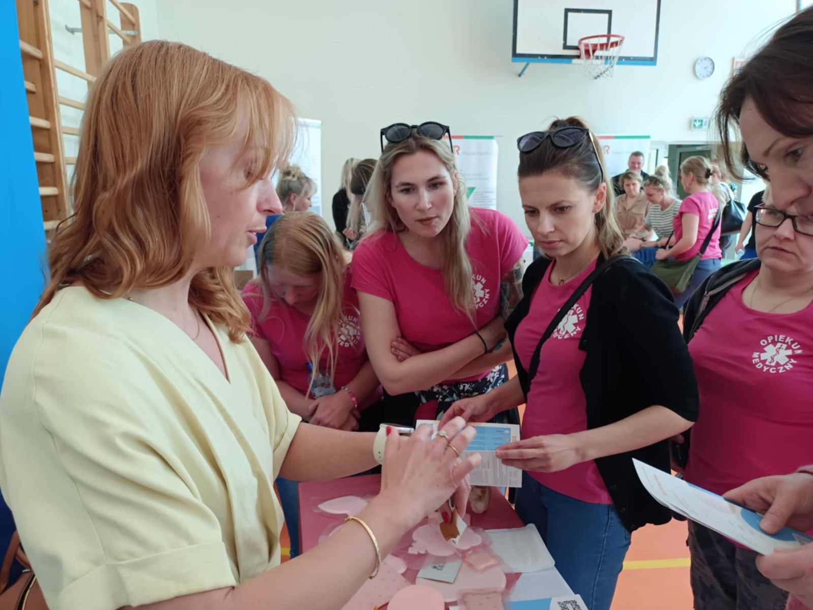 Widok na uczniów oglądający prezentację akcesoriów warsztatowych.