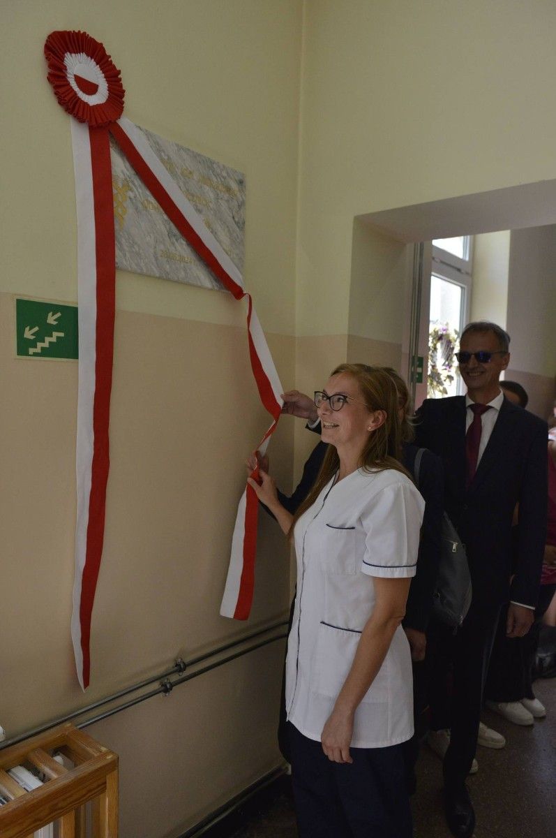 Odsłonięcie pamiątkowej tablicy przez Dyrektora szkoły