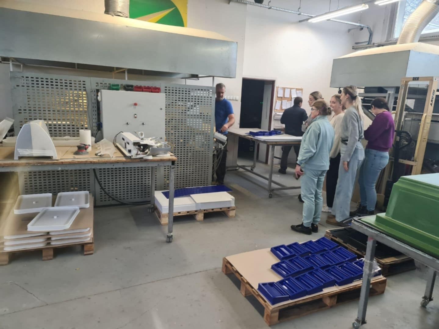 Widok na uczniów podczas wizyty na hali produkcyjnej.