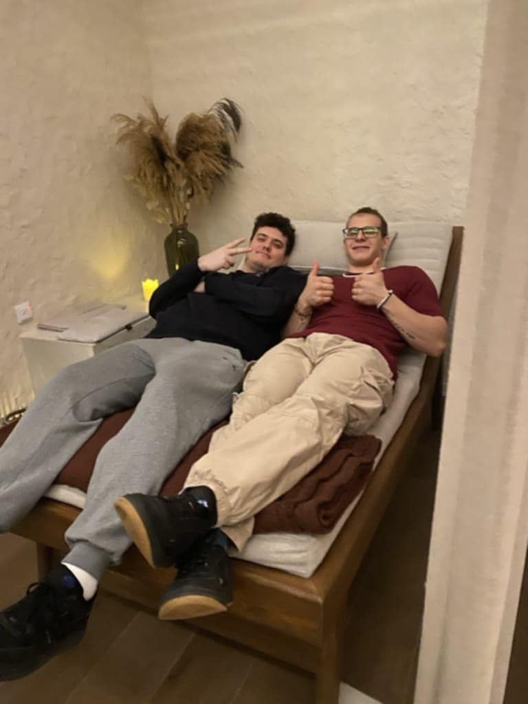 Uczniowie wypoczywający na leżaku w strefie ciszy.