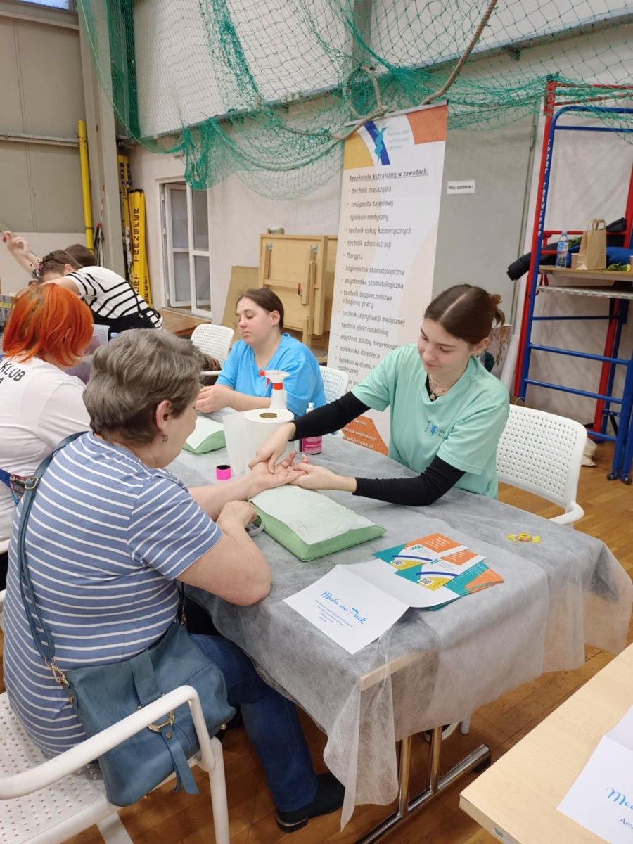 Widok na uczennicę wykonującą masaż dłoni.