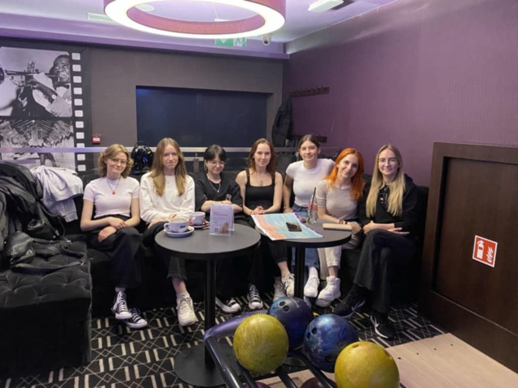 Grupowe zdjęcie uczennic na bowlingu.