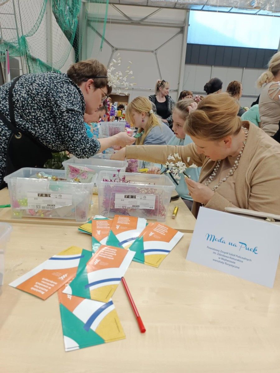 Widok na kobiety wykonujące ozdoby z kwantów.