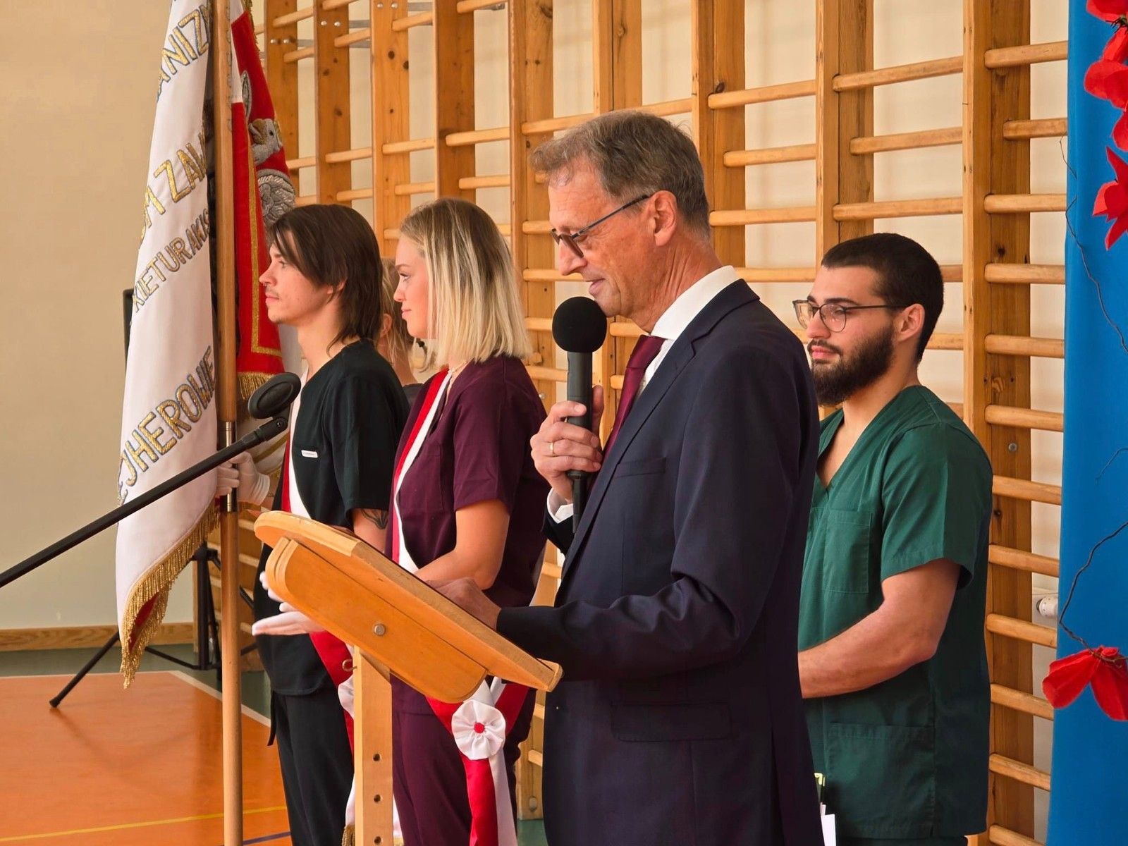 Widok na przemawiającego Dyrektora szkoły.