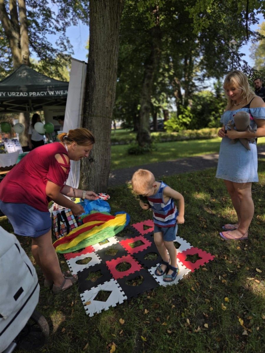 Zabawy dzieci na świeżym powietrzu. 