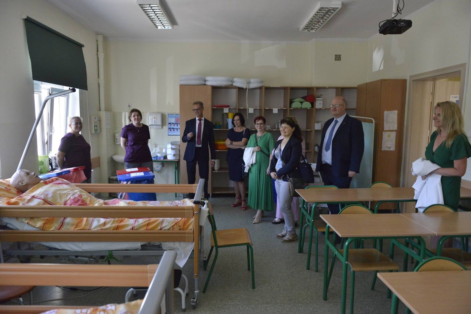 Prezentacja pracowni szkolnej z manekinami do ćwiczeń.