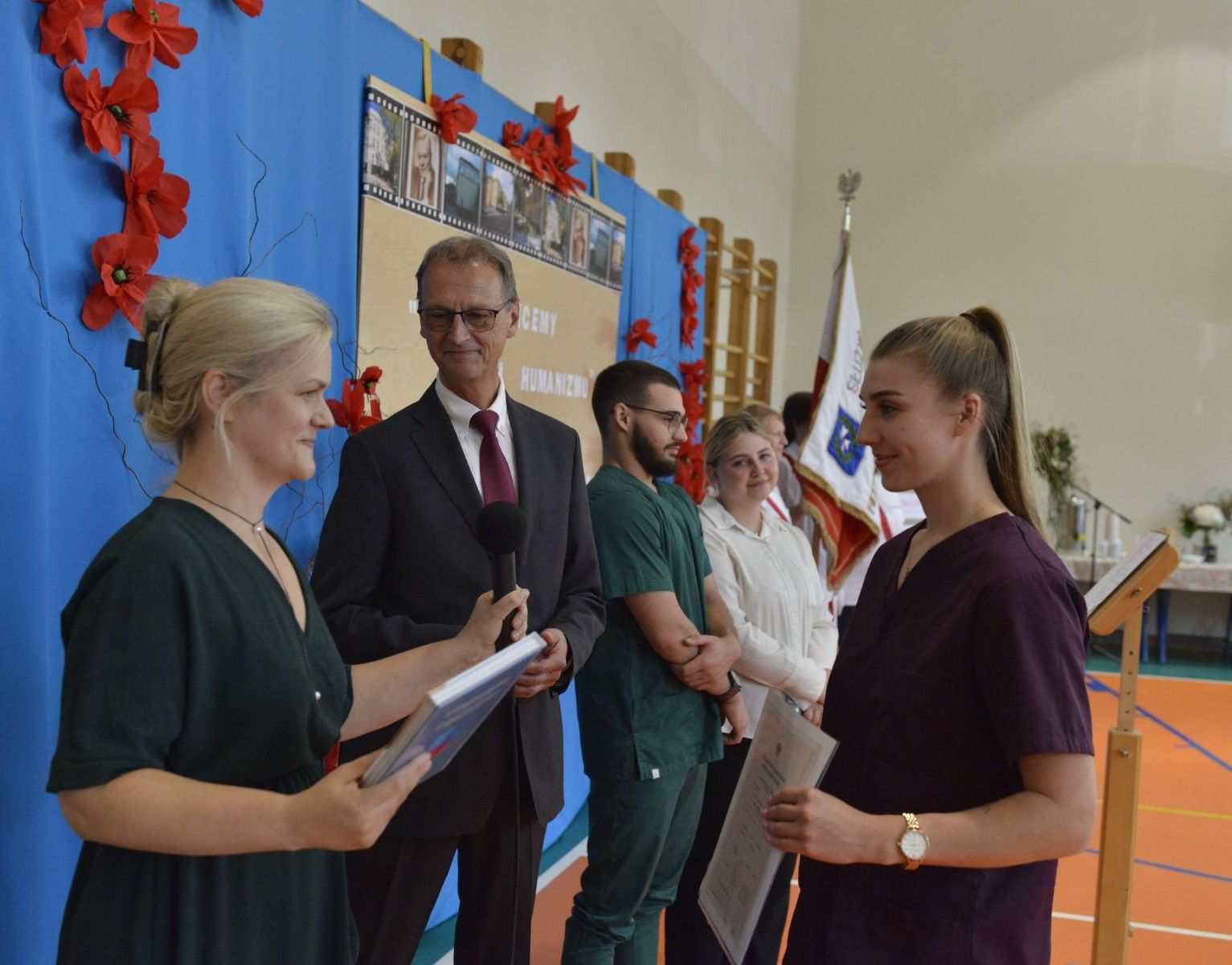 Uczennica odbierająca świadectwo szkolne.