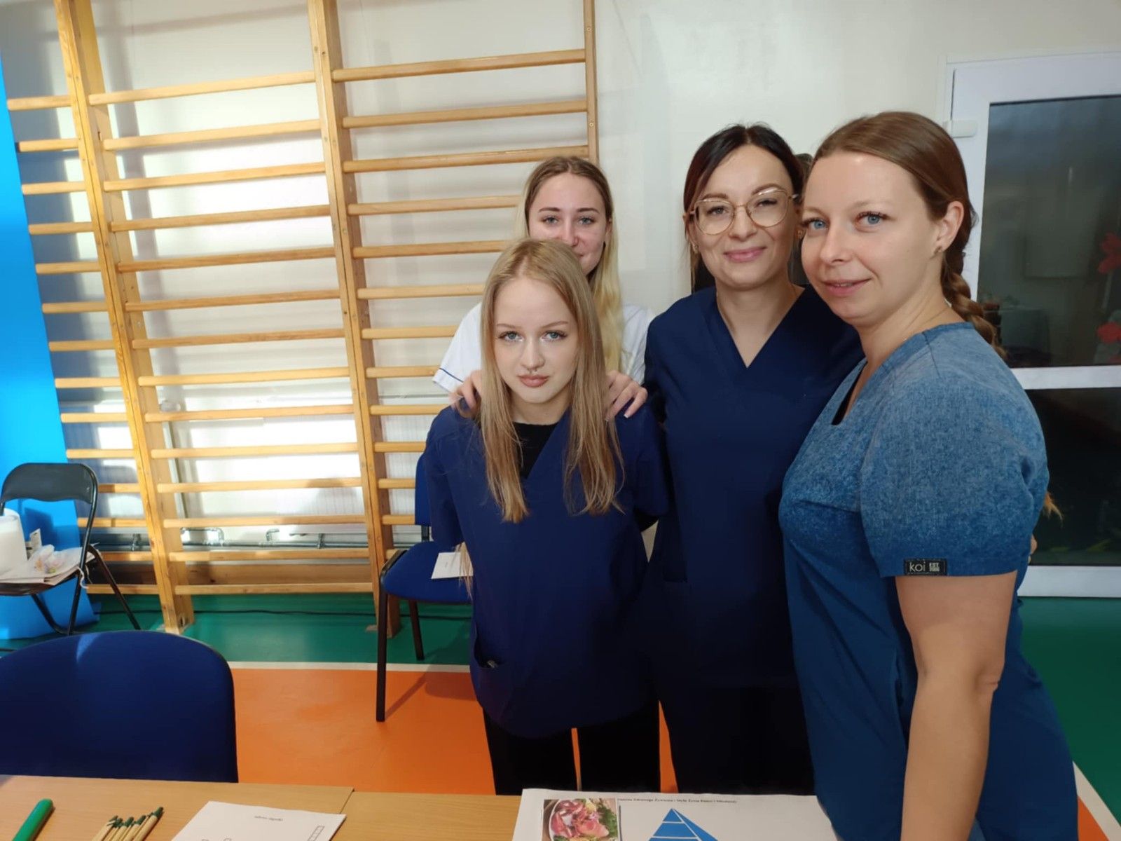 Wspólne zdjęcie uczennic na hali sportowej.