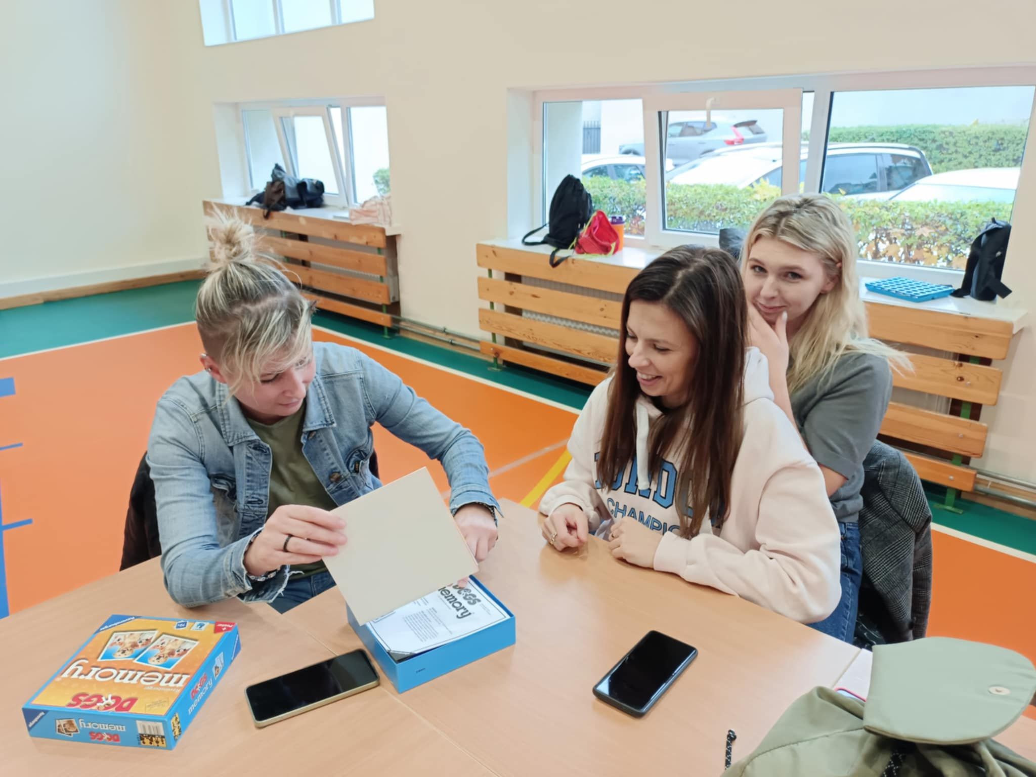 Wspólne zabawy z grami planszowymi.