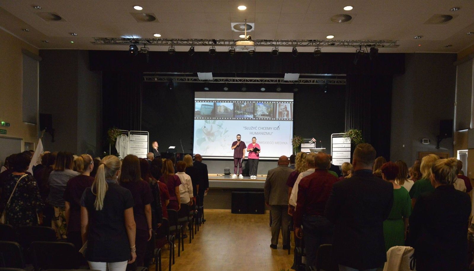 Widok sceny wraz z uczniami z daleka.