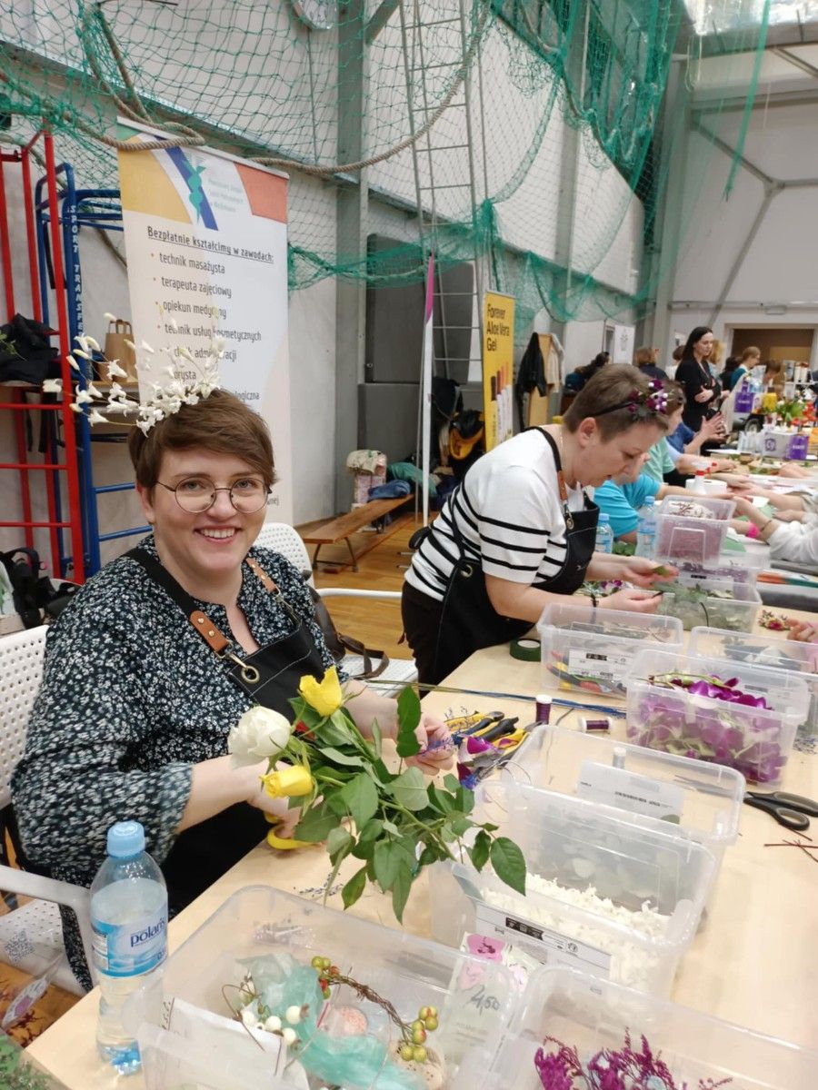 Widok na kobiety wykonujące kompozycje kwiatowe.