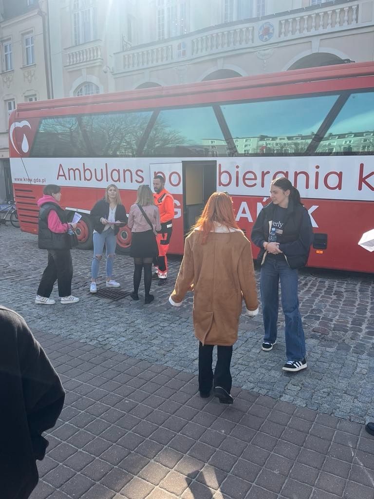 Widok na autobus do mobilnego pobierania krwi przed ratuszem miasta.