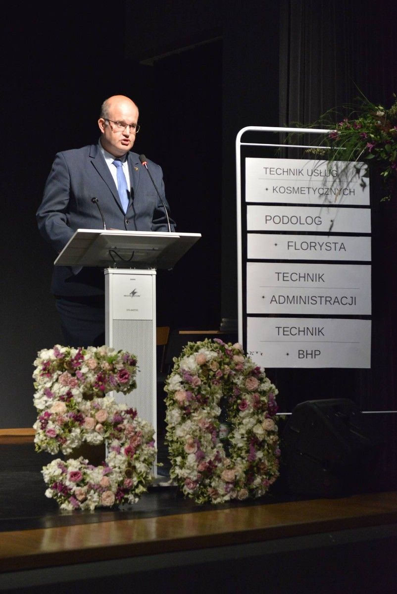 Przemawiający Starosta Wejherowski na scenie