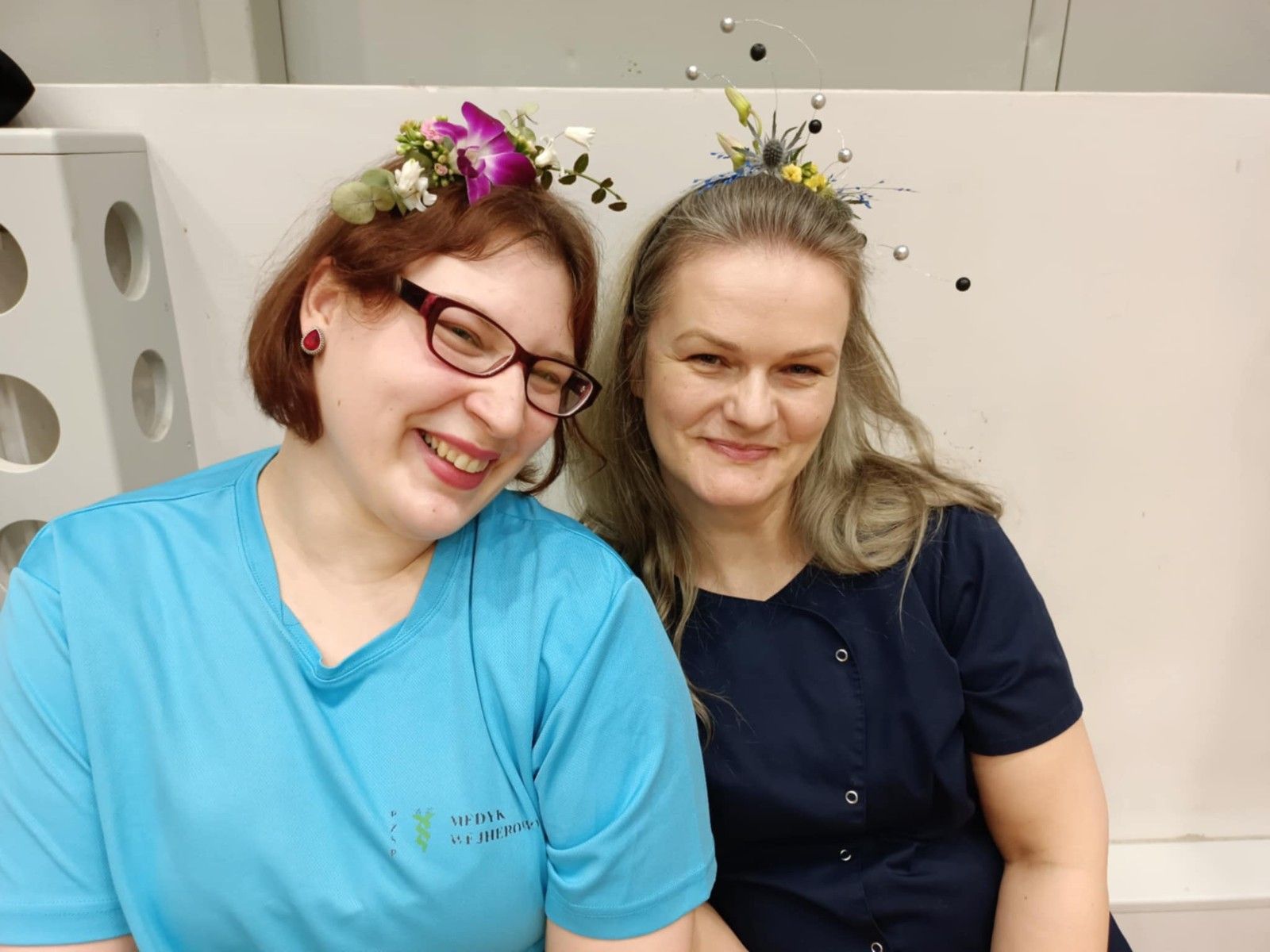 Wspólne zdjęcie nauczycieli z ozdobami z kwantów w włosach.