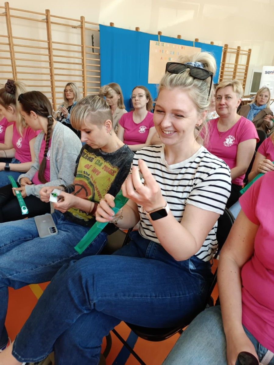 Zdjęcie uczestników warsztatów na hali sportowej  z akcesoriami.