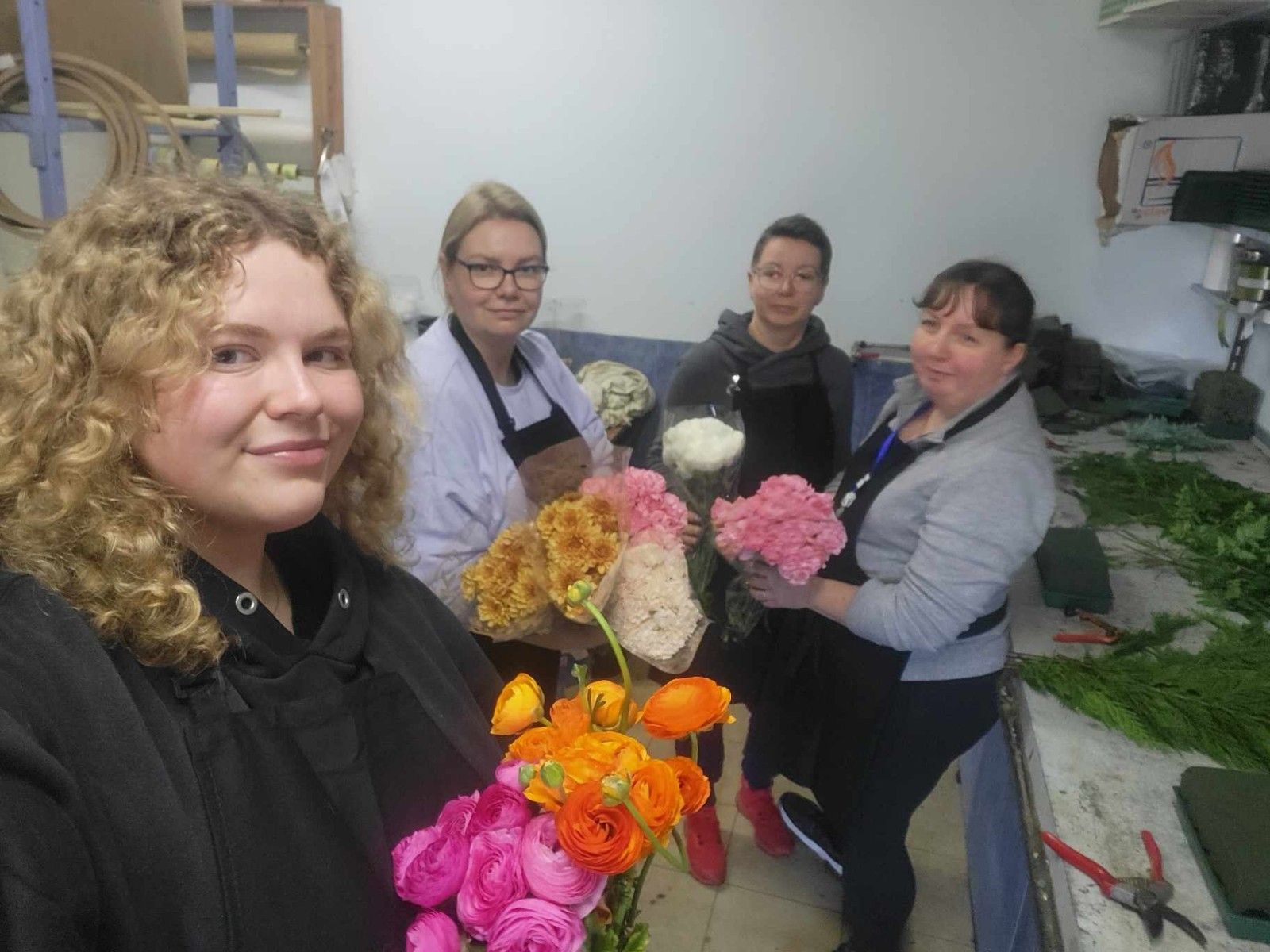 Grupowe zdjęcie Pań florystek z kwiatami.