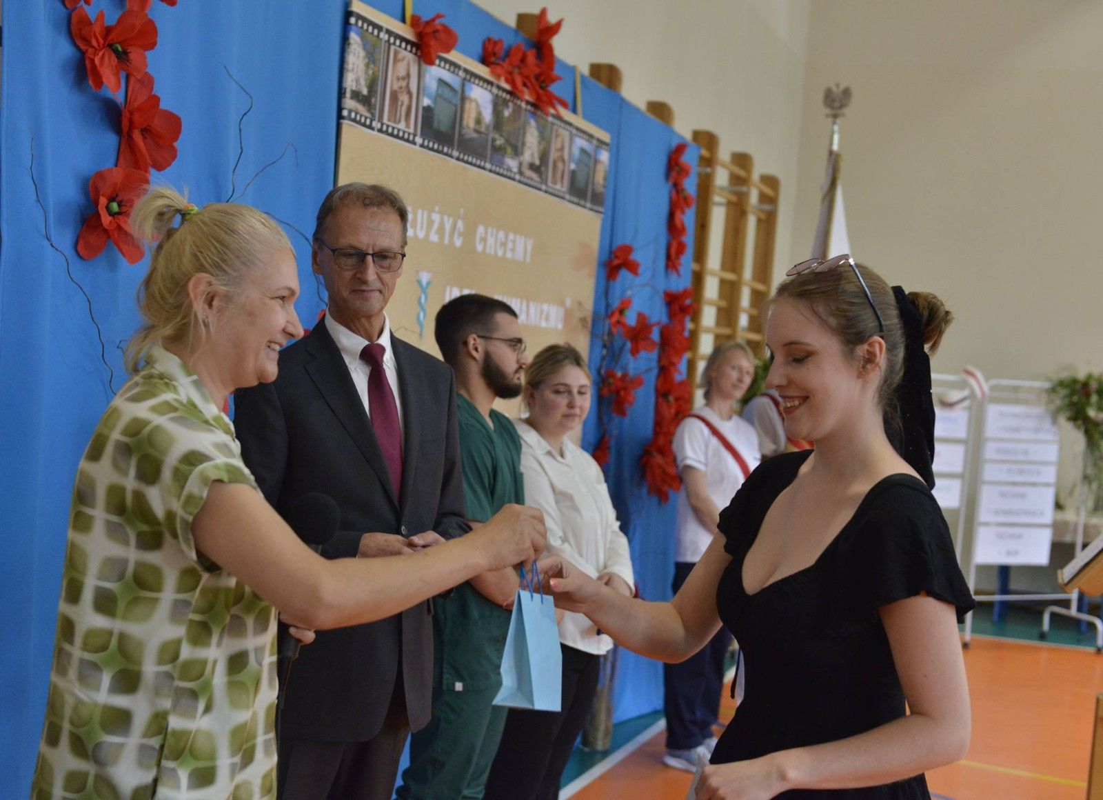 Uczennica odbierająca nagrodę.