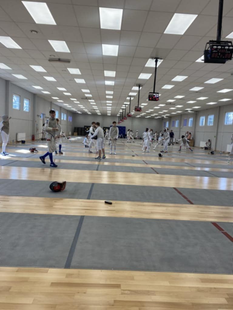 Widok na uczniów czczących sztuki walki wschodniej.